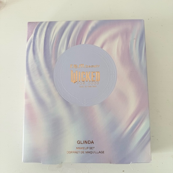 r.e.m beauty Wicked Glinda Makeup Set